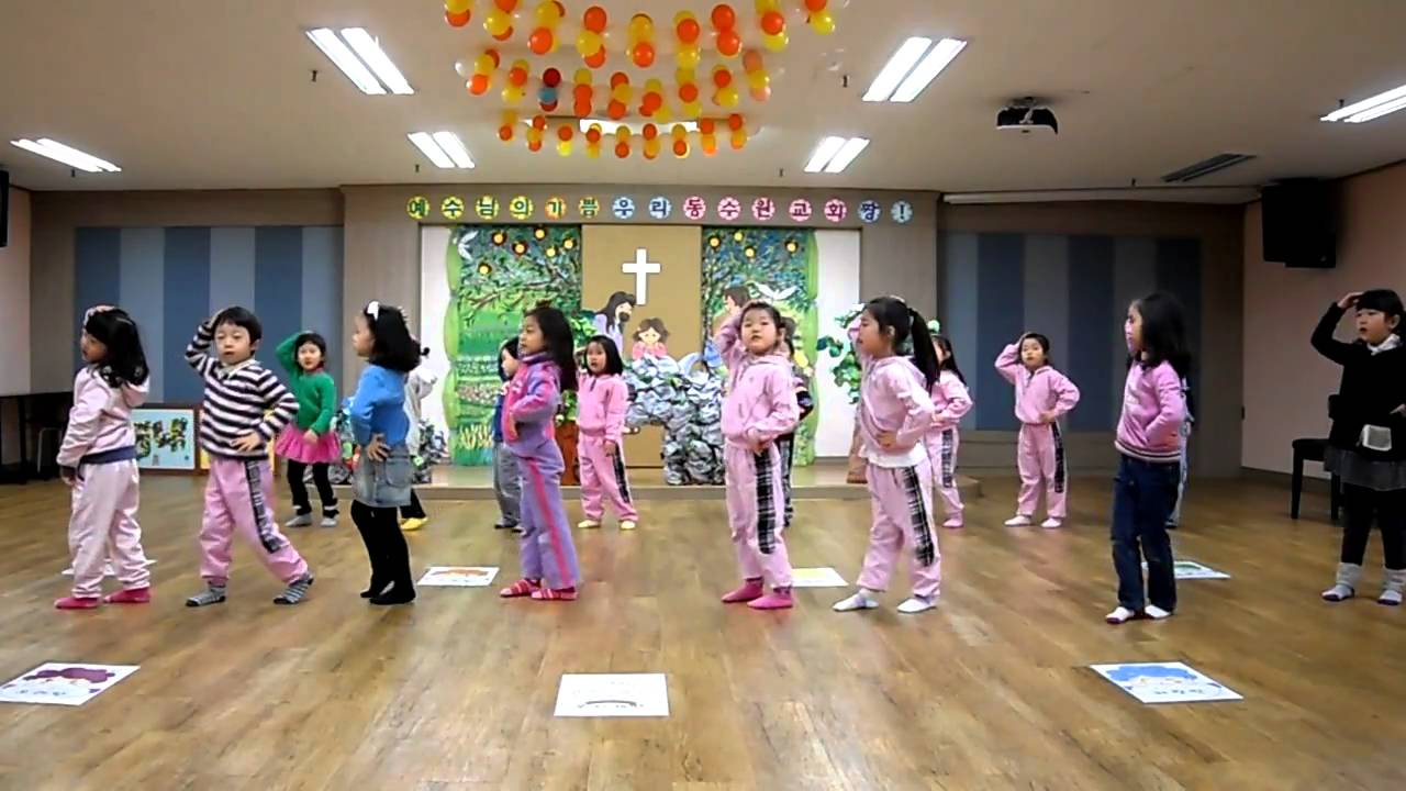 Trẻ tham gia thể dục nhịp điệu trong lớp học